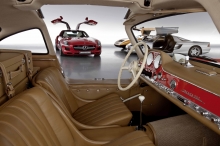 Взгляд на красный Mercedes-Benz SLS из салона SL